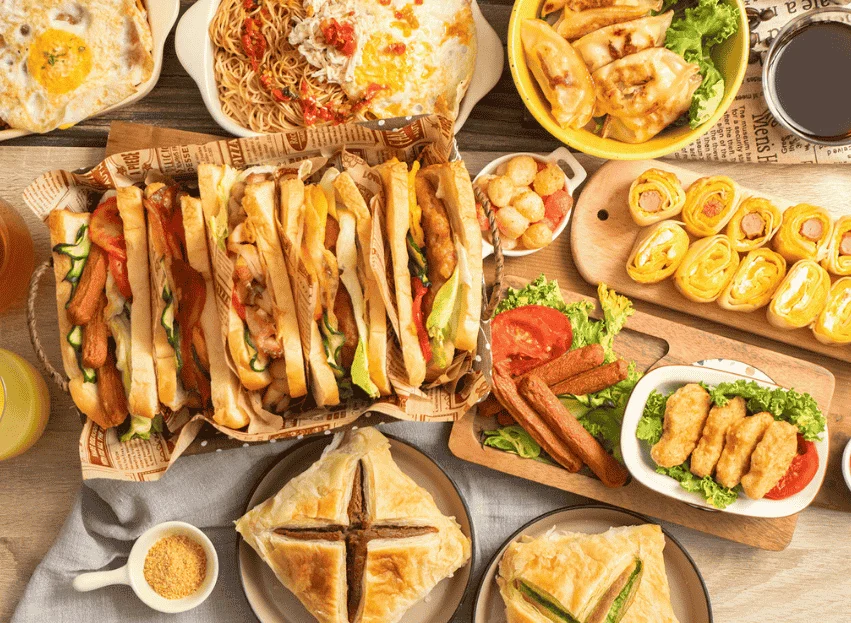 豐盛多樣的早午餐，包含總匯三明治與鐵板麵 板橋推薦