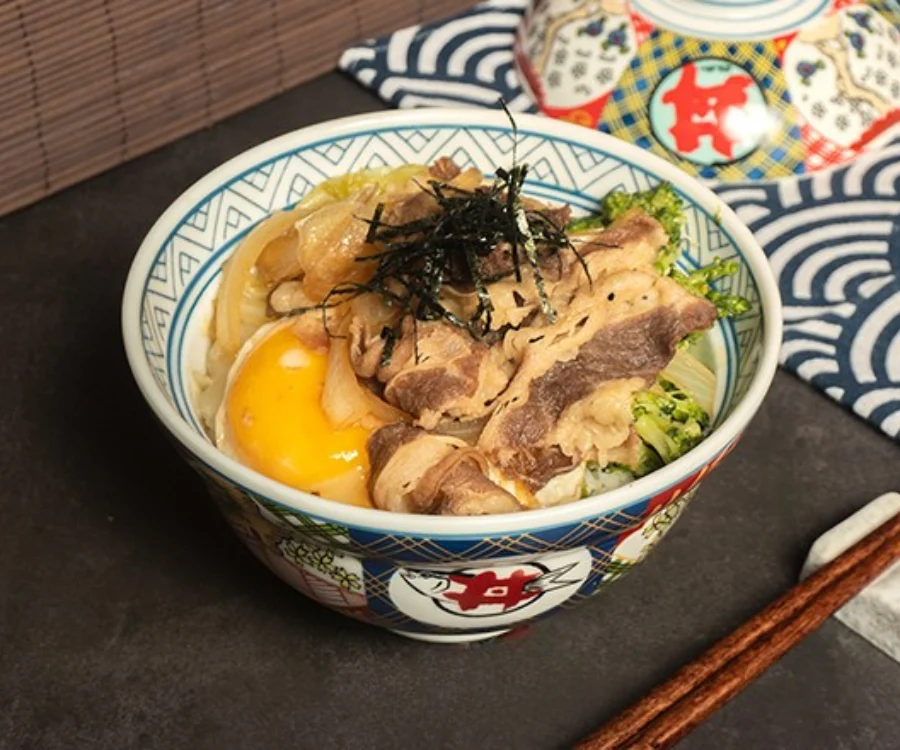 台中一中街丼飯壽喜燒肉丼豬肉片與洋蔥燉煮搭配米飯盛盤