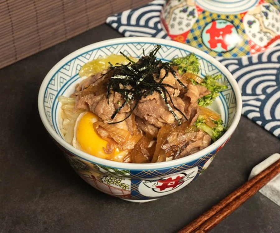 台中一中街丼飯壽喜牛丼牛肉片與洋蔥燉煮搭配米飯裝盤