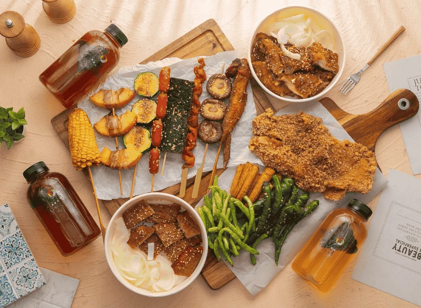 噴香豐盛的炸雞與炭烤串燒拼盤 新竹宵夜推薦