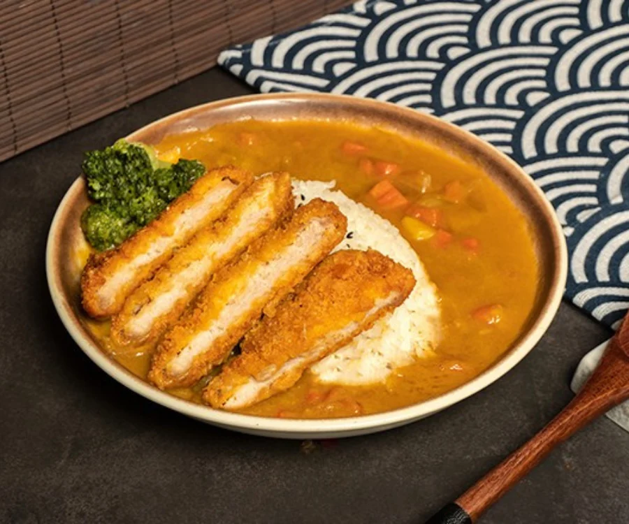 台中一中街咖哩飯厚切豬排咖哩飯炸豬排切片搭配日式咖哩醬