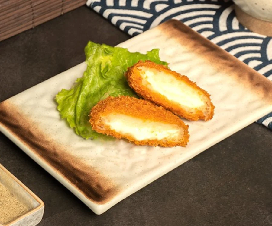 台中一中街咖哩飯起司可樂餅金黃炸可樂餅切半內餡綿密