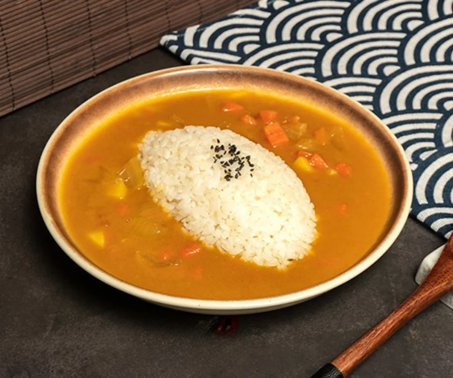 台中一中街咖哩飯原味咖哩飯白飯搭配濃郁日式咖哩醬盛盤