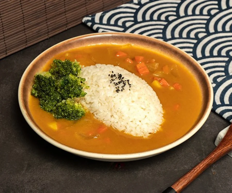 台中一中街咖哩飯和風咖哩飯搭配洋蔥燉煮咖哩與白飯裝盤