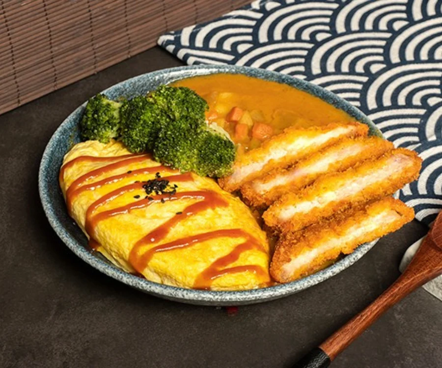 台中一中街咖哩飯歐姆蛋厚切豬排咖哩飯金黃豬排切片鋪飯上