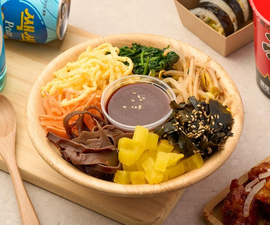台北飯捲蔬食拌飯搭配多色蔬菜與白飯盛於木碗