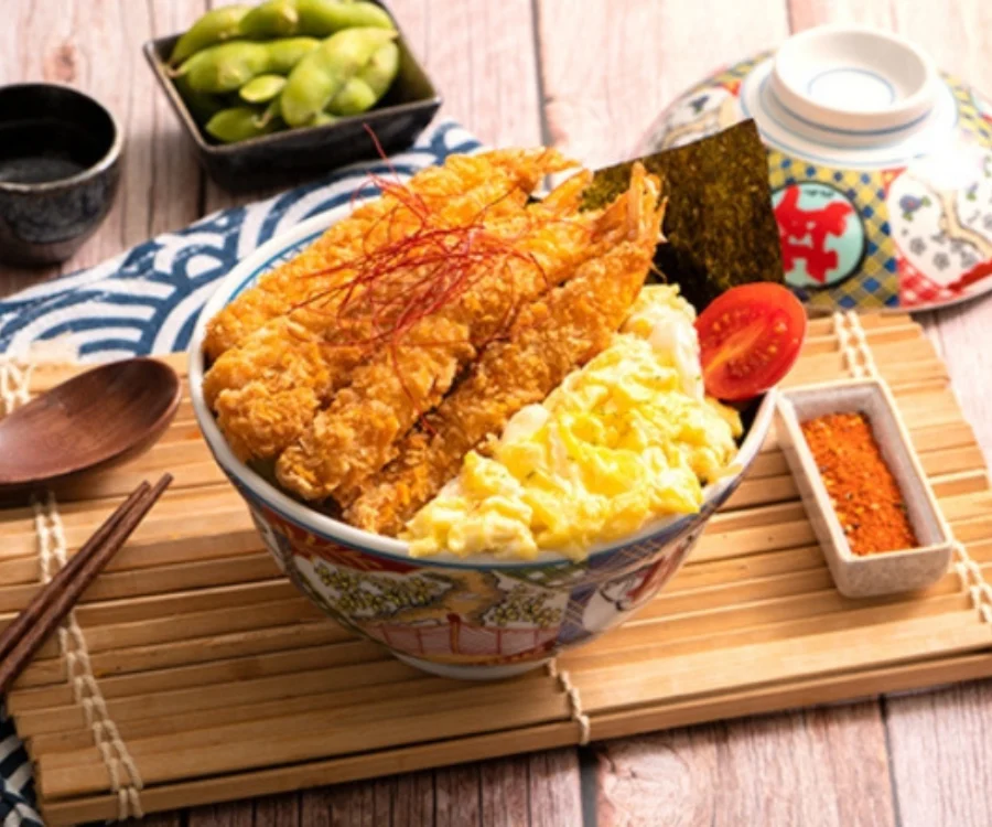 桃園豬排蓋飯五隻金黃炸蝦與嫩蛋鋪在白飯上裝盤