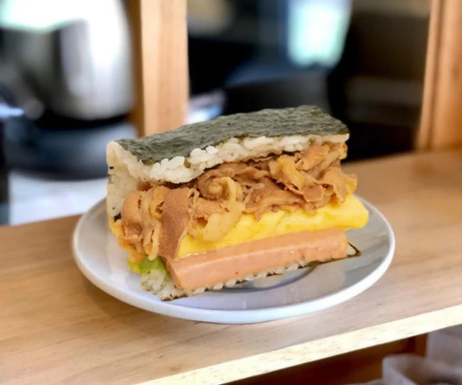 台北飯糰壽喜牛玉子飯糰壽喜牛肉片與米飯捲入玉子蛋皮裝盤