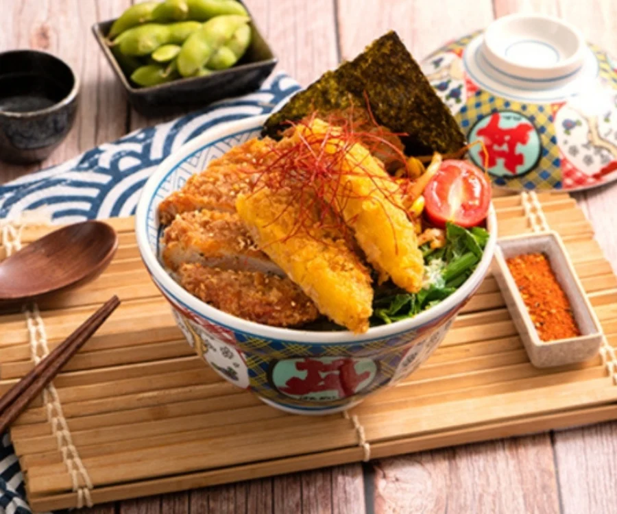 桃園豬排蓋飯厚切里肌豬排搭配金黃可樂餅盛於白飯上