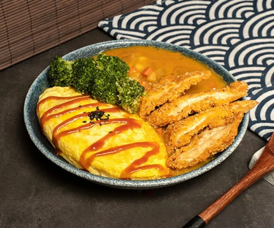 台中一中街咖哩飯歐姆蛋酥炸雞排咖哩飯金黃雞排搭配嫩蛋鋪飯