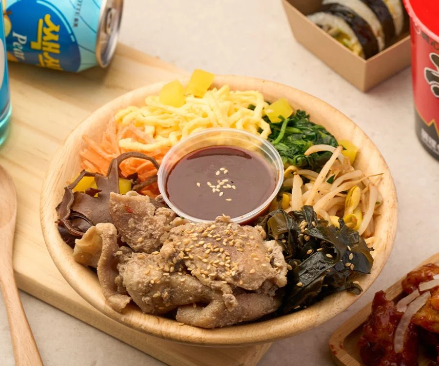 台北飯捲bbq豬肉拌飯搭配烤豬肉蔬菜裝盤