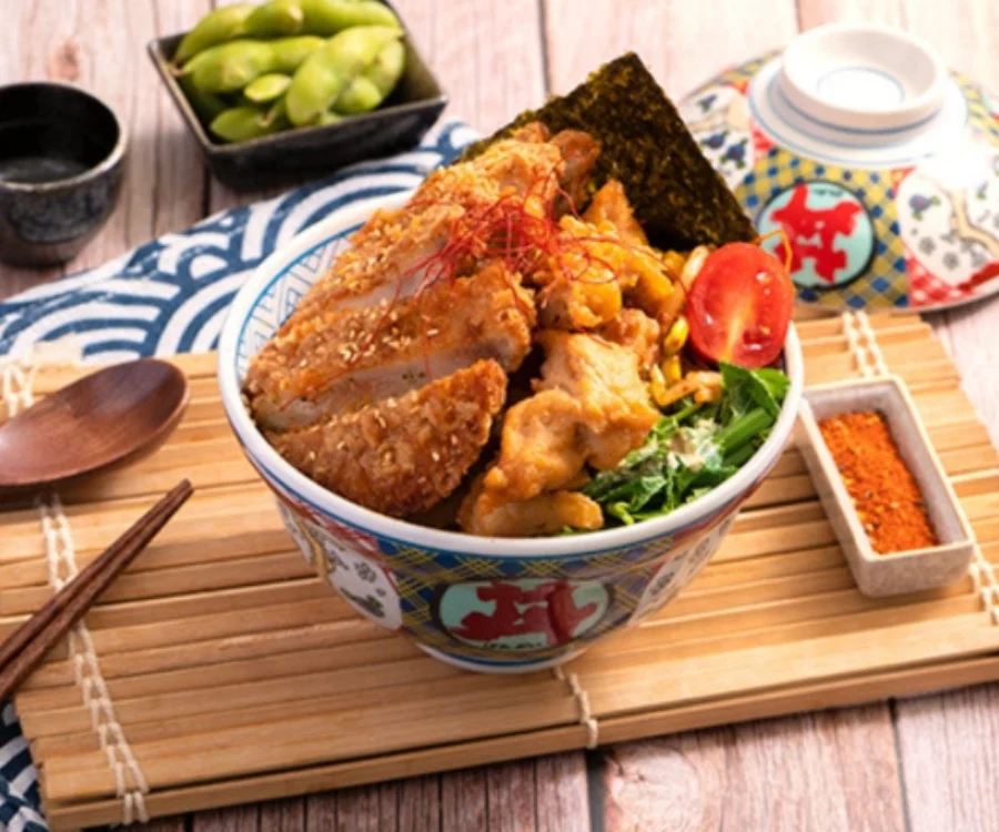 桃園豬排蓋飯厚切里肌豬排與唐揚雞塊盛於白飯搭配小菜
