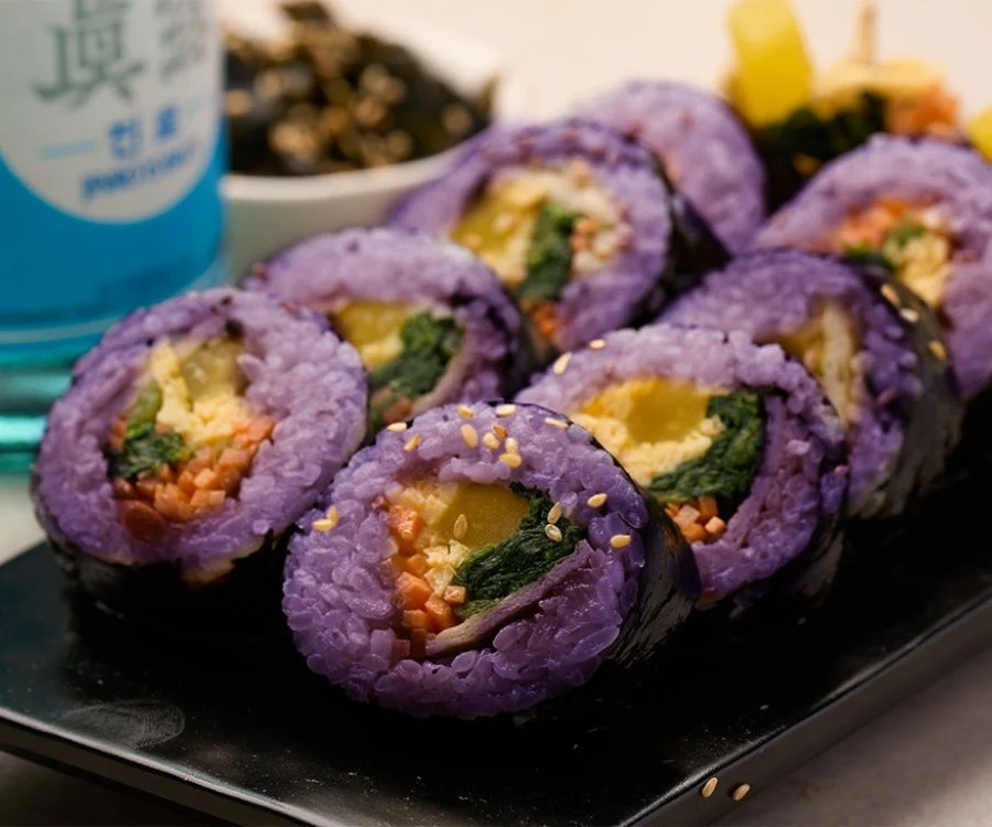 台北飯捲紫米紫菜包飯切片以紫米飯包裹多種餡料