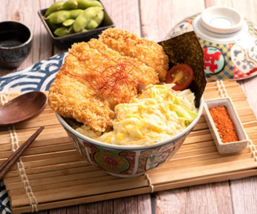 桃園豬排蓋飯厚切里肌豬排搭配滑嫩蛋汁鋪在米飯上