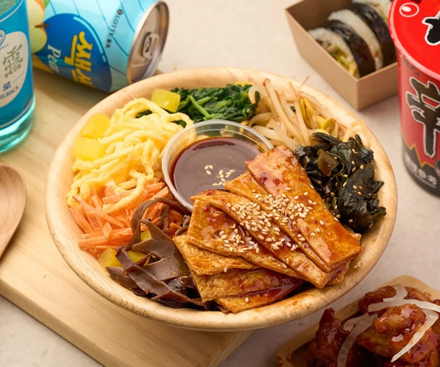 台北飯捲辣炒魚板拌飯盛有紅醬魚板與蔬菜拌白飯