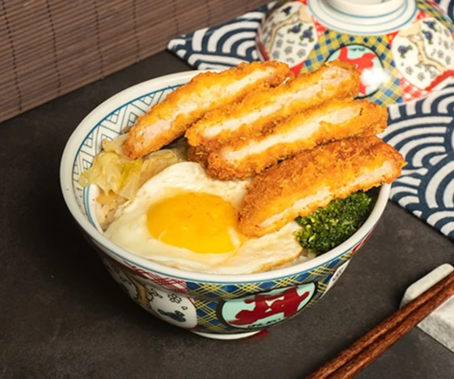 台中一中街丼飯厚切豬排丼金黃炸豬排切片鋪在白飯上