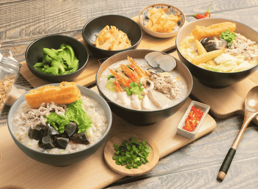 用料豐盛的暖胃鹹粥，包含皮蛋瘦肉粥與海鮮粥 萬華推薦