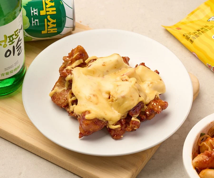 台北飯捲金黃起司炸雞裝盤淋滿起司醬外酥內嫩