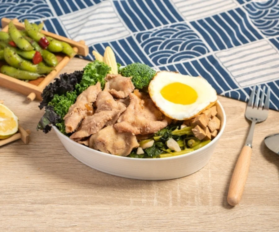 台北車站便當壽喜燒肉便當白飯上鋪滿壽喜豬肉片與洋蔥