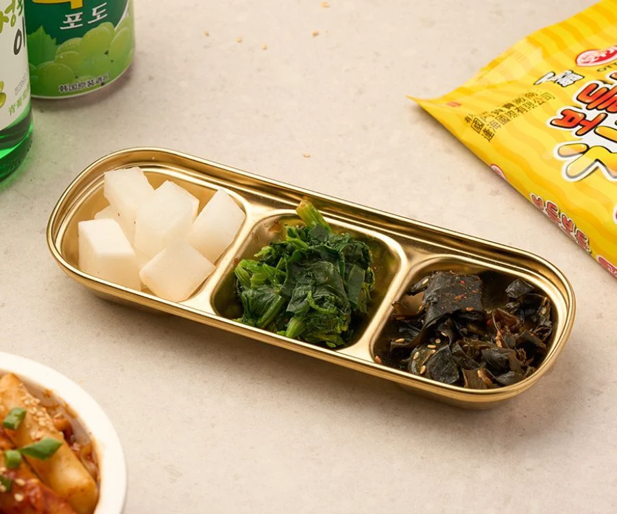 台北飯捲三品韓式小菜盛有海帶醃蘿蔔與拌蔬菜