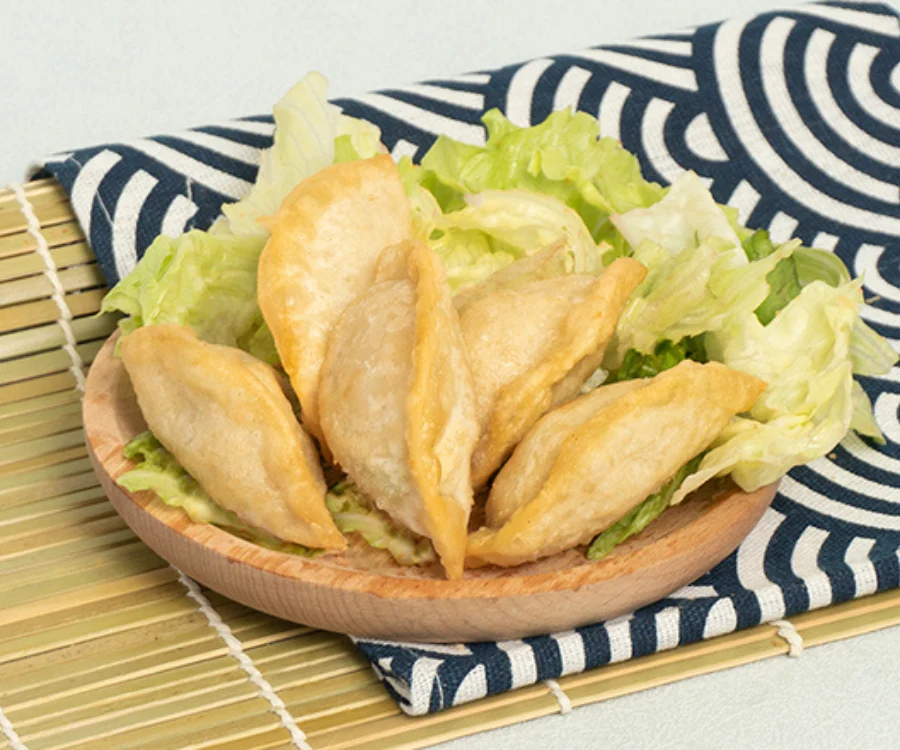 台北飯糰日式炸餃子五顆金黃酥脆餃子盛盤搭配醬料