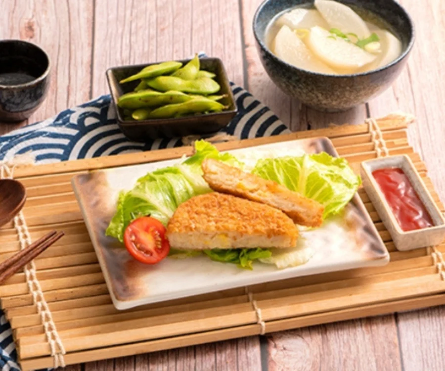 桃園豬排蓋飯日式蔬菜可樂餅單點金黃外皮裝盤