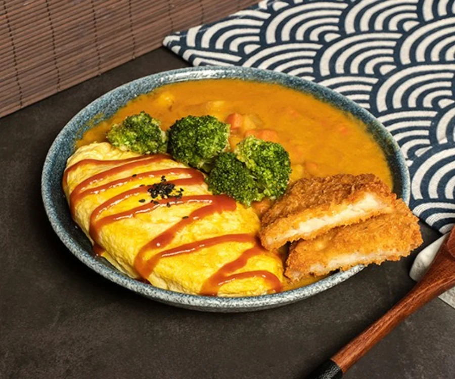 台中一中街咖哩飯歐姆蛋黃金魚排咖哩飯炸魚排鋪於米飯蛋皮上