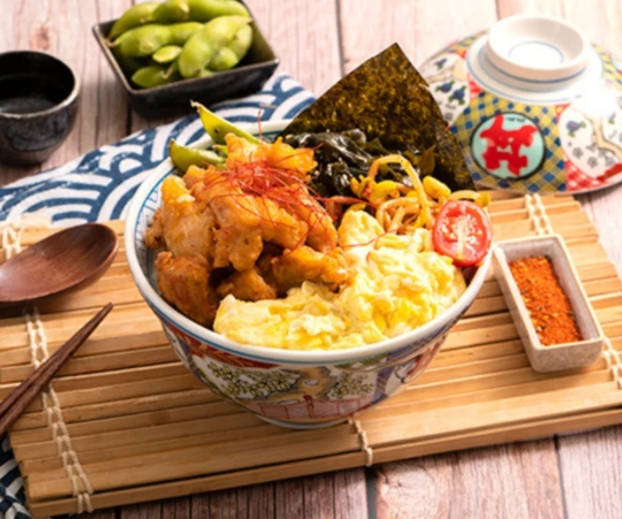 桃園豬排蓋飯香酥唐揚雞塊搭配嫩蛋鋪於白飯上