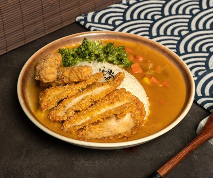 台中一中街咖哩飯自訂雙拼咖哩飯兩種主食搭配日式咖哩與米飯