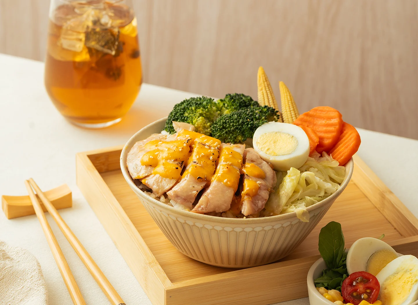 新竹鮮嫩的舒肥雞腿健康餐盒搭配熱湯及飲料