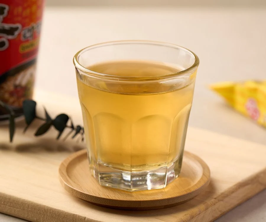 台北飯捲冷翠烏龍茶透明杯盛裝茶湯清澈回甘
