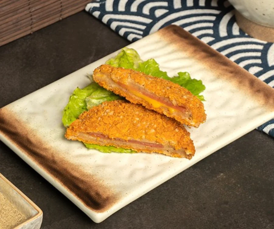 台中一中街咖哩飯起司豬排炸至金黃豬排切片搭配融化起司