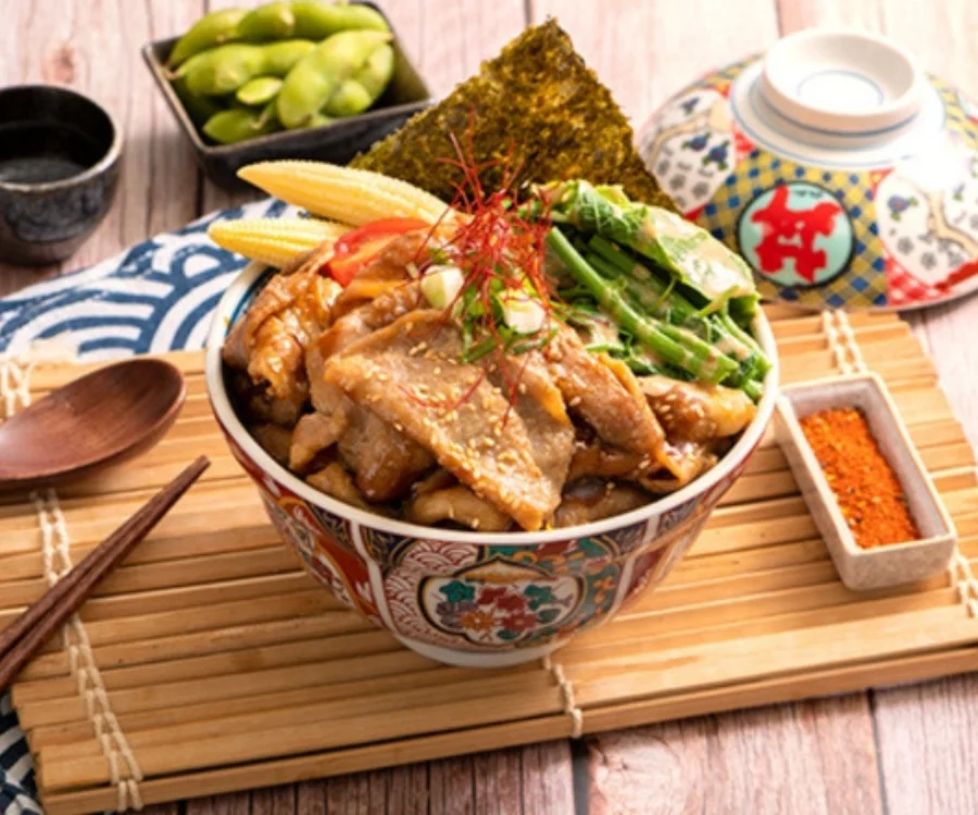 桃園豬排蓋飯燒肉豬肉片鹹香入味鋪於白飯上