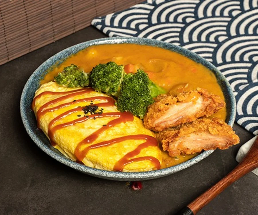 台中一中街咖哩飯歐姆蛋卡拉脆雞咖哩飯搭配炸雞塊盛於米飯