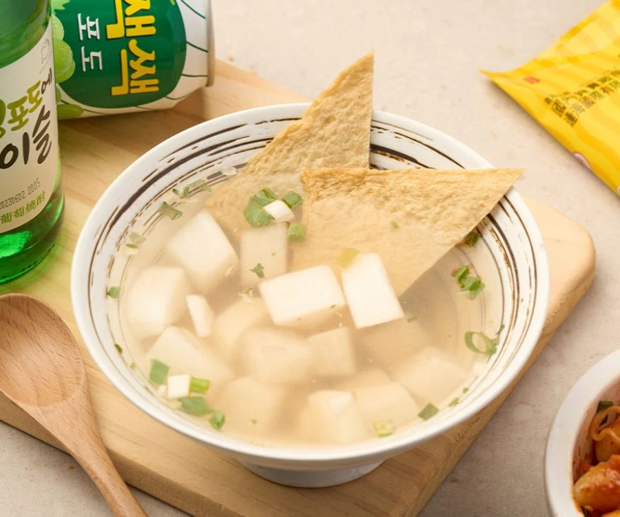 台北飯捲魚板蘿蔔湯湯碗中有白蘿蔔與魚板片