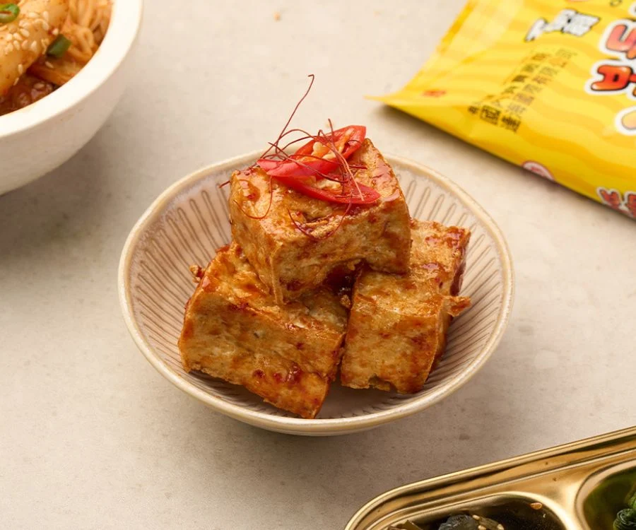 台北飯捲韓式酥炸豆腐金黃酥脆豆腐搭配醬料裝盤
