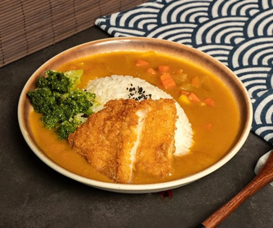 台中一中街咖哩飯黃金魚排咖哩飯炸魚排搭配日式咖哩與米飯