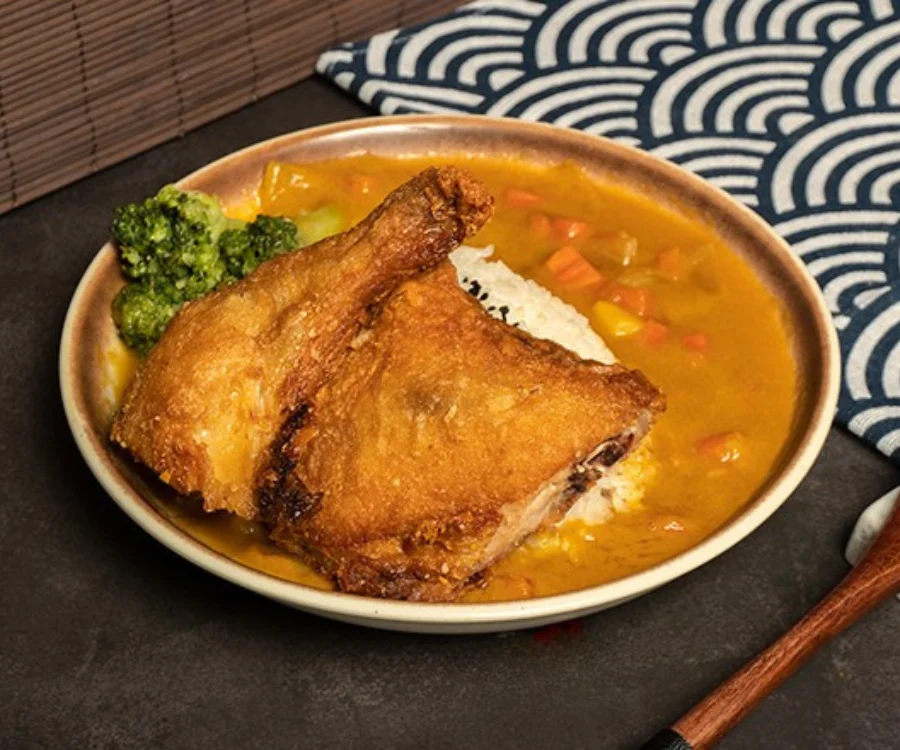 台中一中街咖哩飯唐揚雞腿咖哩飯唐揚雞腿塊搭配咖哩醬鋪飯