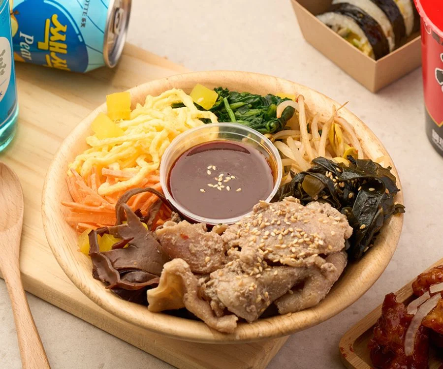 台北飯捲bbq牛肉拌飯盛裝烤牛肉與蔬菜裝盤