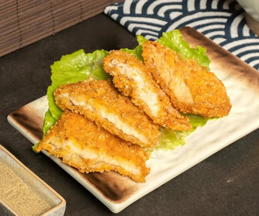台中一中街咖哩飯酥炸雞排炸雞排外酥內嫩切片盛盤