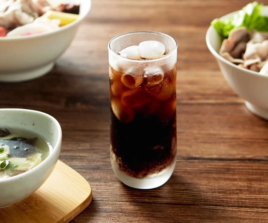 彰化鍋燒意麵可口可樂玻璃杯盛裝冰涼氣泡可樂飲料