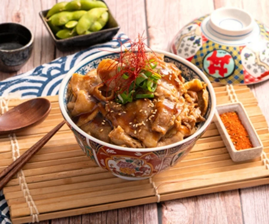 桃園豬排蓋飯壽喜燒豬肉片與洋蔥搭配白飯裝盤