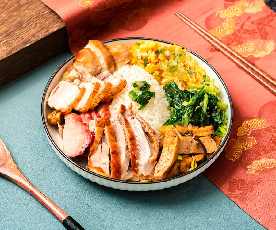 滿足肉食主義的四寶燒臘餐盒，含烤鴨、油雞、叉燒、燒肉 內湖推薦