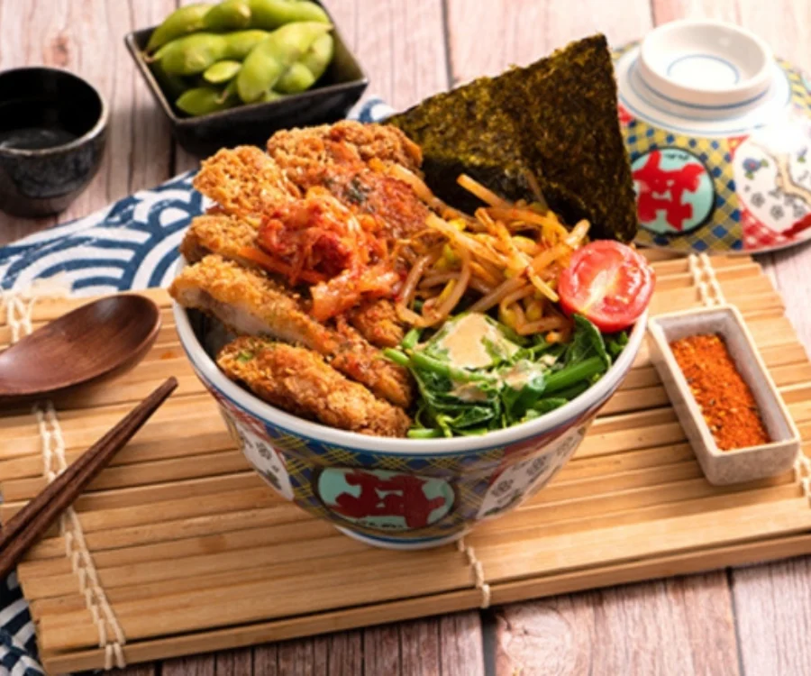 桃園豬排蓋飯韓式泡菜搭配厚切里肌豬排切片盛於白飯上