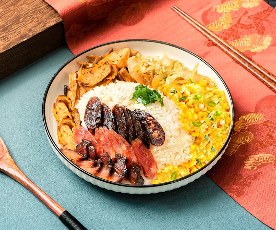 風味獨特的港式臘味餐盒，包含臘腸與肝腸 內湖推薦