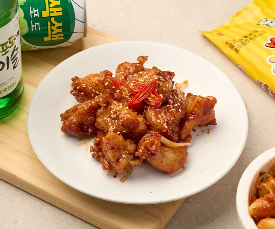 台北飯捲洋釀韓式炸雞外皮酥脆裹甜辣醬切塊裝盤