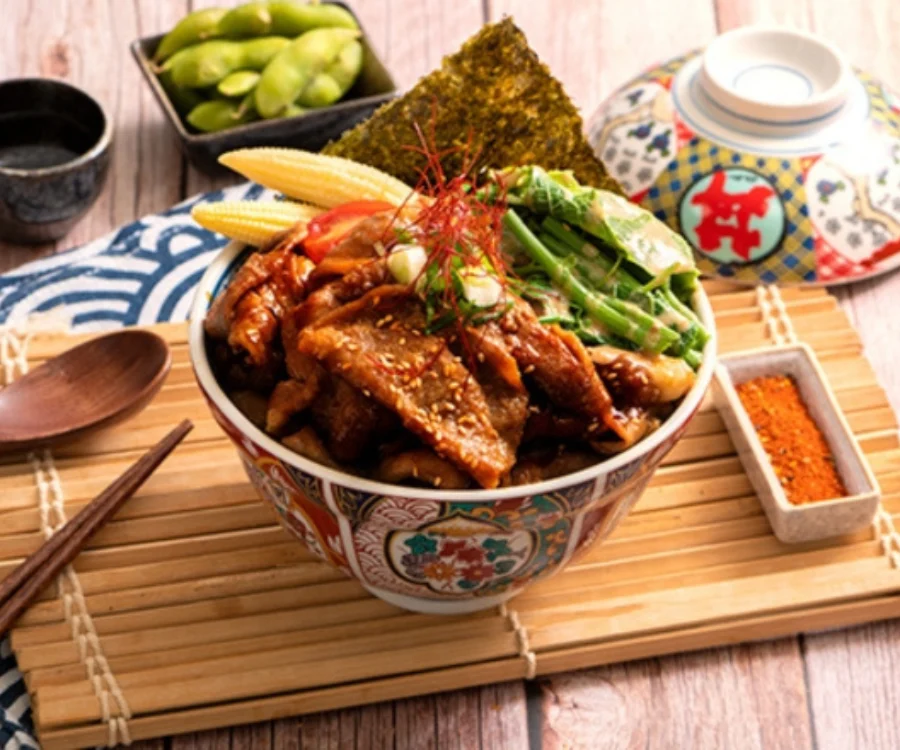 桃園豬排蓋飯燒肉牛肉片搭配白飯盛盤份量十足