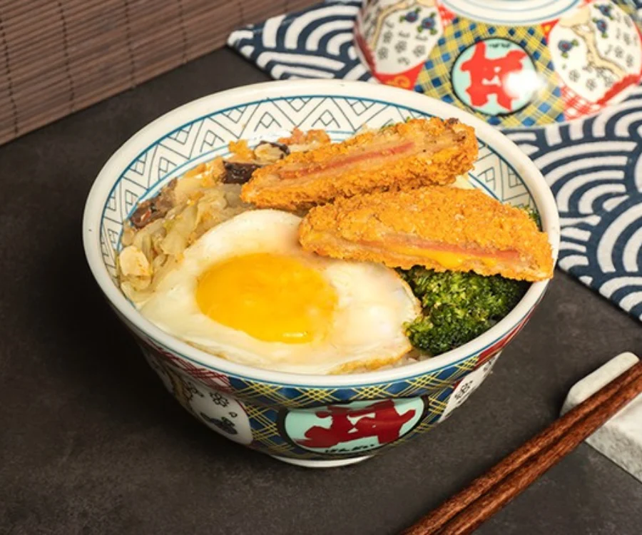 台中一中街丼飯起司豬排丼炸豬排切片搭配融化起司鋪飯