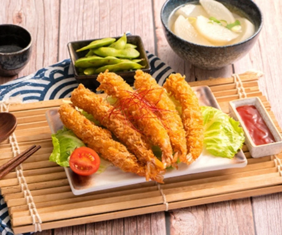 桃園豬排蓋飯五隻金黃炸蝦單點酥脆裝盤搭配檸檬