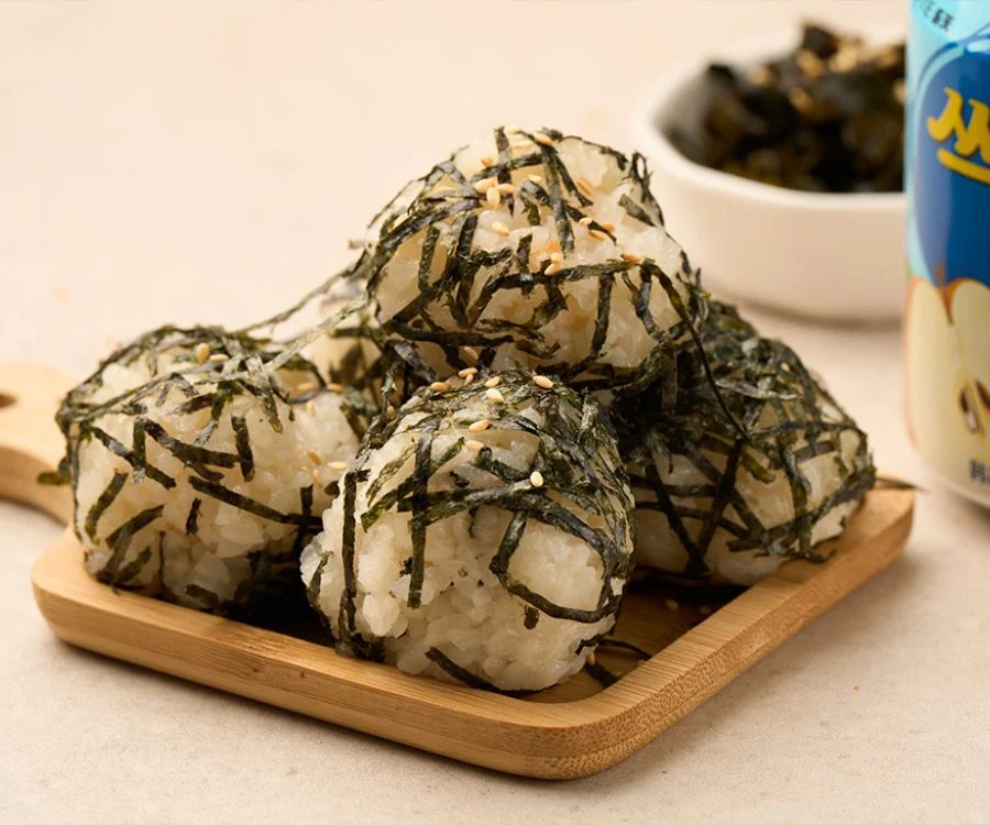 台北飯捲手作飯糰以白米搭配海苔與白芝麻裝盤